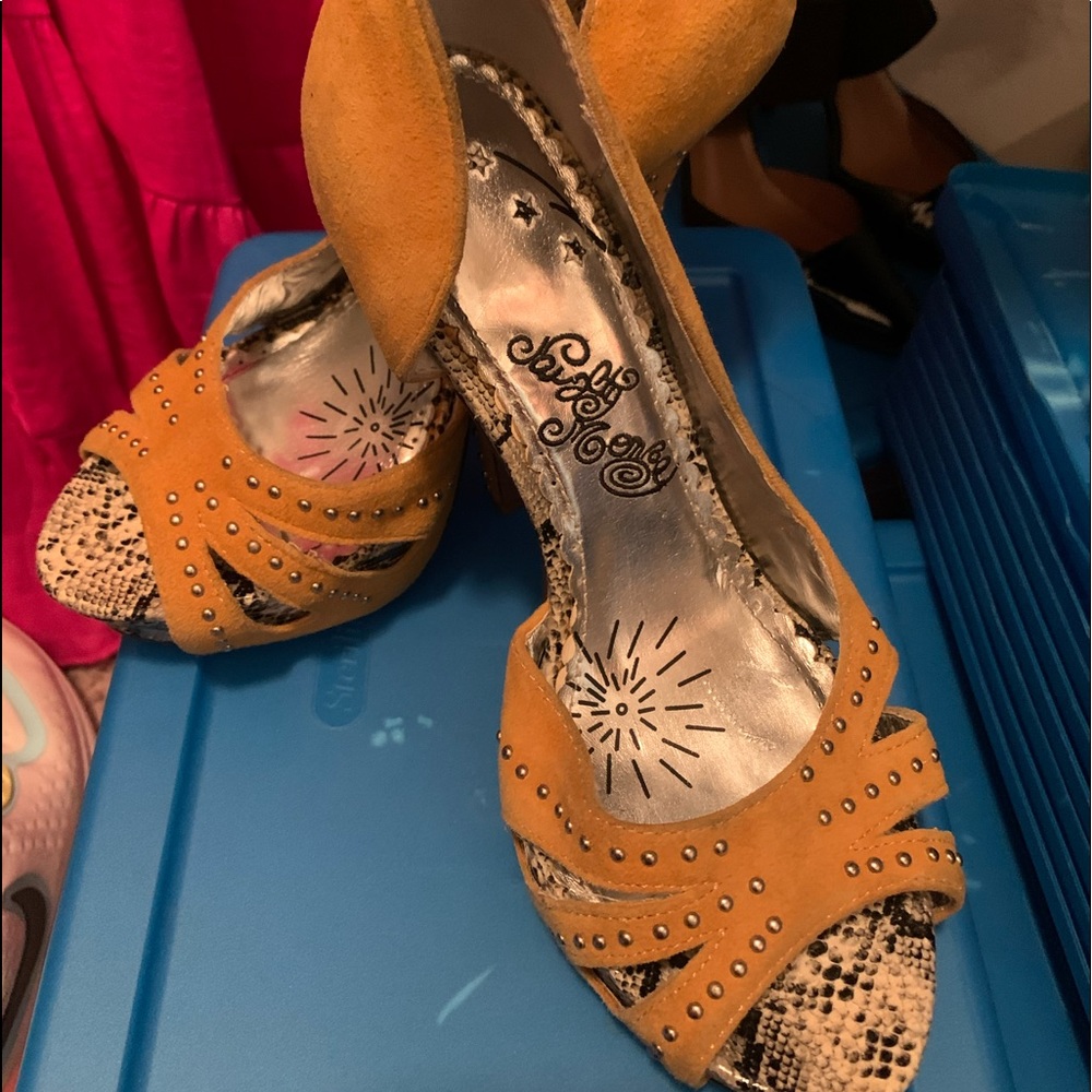 Barely worn mustard heels